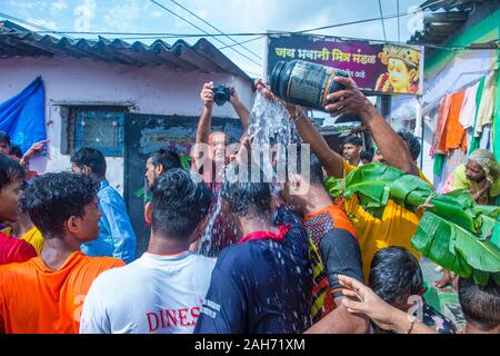 Indische Menschen feiern während Janmashtami Festival in Mumbai Indien Stockfoto