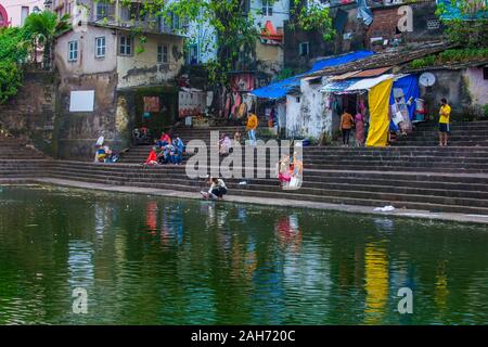 Indianer im Banganga Tank in Mumbai Indien Stockfoto