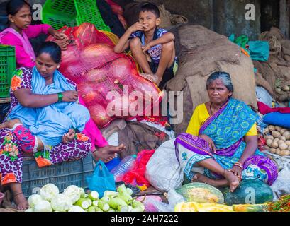 MUMBAI, INDIEN - 23 AUG 26: Indische Frauen in Dharavi am 26. August 2019. Dharavi in Mumbai ist ein Stadtteil, der als einer der Weltgrößten slu zu sein Stockfoto