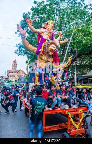 MUMBAI, INDIEN - 23 AUG 26: Indische Männer walzenhöhen Ganesh Idol während Ganesh Chaturthi Festival in Mumbai Indien am 26. August 2019 das Festival in gefeiert. Stockfoto