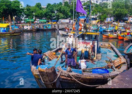 Indische Fischer arbeiten in Sassoon Docks in Mumbai Indien Stockfoto