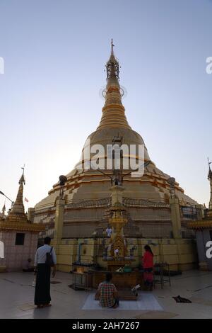 YANGON/MYANMAR - 25 Dez, 2019: Straße in der Stadt, Sule Pagode, Yangon Stockfoto