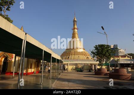 YANGON/MYANMAR - 25 Dez, 2019: Straße in der Stadt, Sule Pagode, Yangon Stockfoto