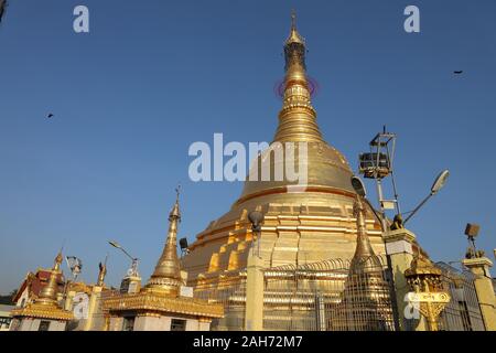 YANGON/MYANMAR - 25 Dez, 2019: Straße in der Stadt, Sule Pagode, Yangon Stockfoto