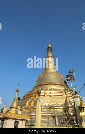 YANGON/MYANMAR - 25 Dez, 2019: Straße in der Stadt, Sule Pagode, Yangon Stockfoto