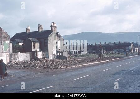 Häuser durch Bomben in Belfast Wohnsiedlung während der Unruhen in den 1970er Jahren, Nordirland, Großbritannien beschädigt Stockfoto