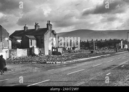 Häuser durch Bomben in Belfast Wohnsiedlung während der Unruhen in den 1970er Jahren, Nordirland, Großbritannien beschädigt Stockfoto