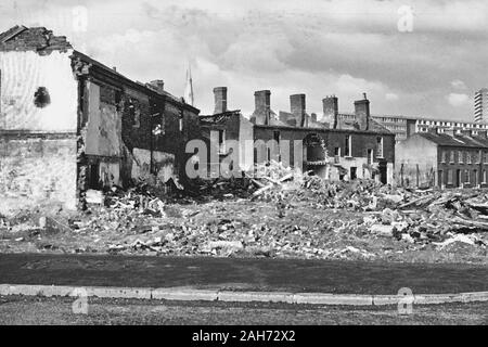 Häuser durch Bomben in Belfast Wohnsiedlung während der Unruhen in den 1970er Jahren, Nordirland, Großbritannien beschädigt Stockfoto