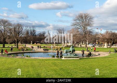 Kleine Bassin Brunnen im Jardin des Tuileries in Paris Stockfoto