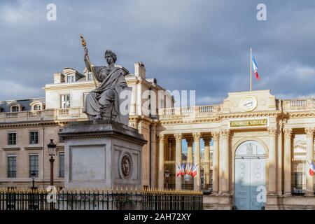 Französische Nationalversammlung mit Statue im Vordergrund - Paris, Frankreich Stockfoto