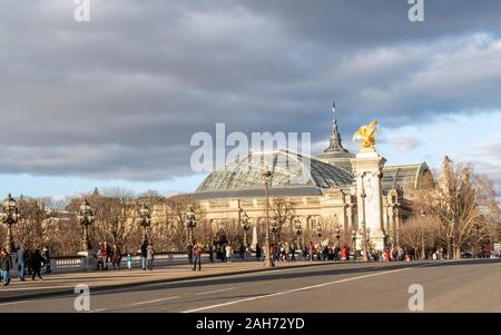 Paris, Frankreich: Pont Alexandre III Bridge und das Grand Palais Stockfoto