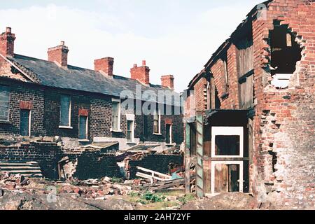 Häuser durch Bomben in Belfast Wohnsiedlung während der Unruhen in den 1970er Jahren, Nordirland, Großbritannien beschädigt Stockfoto