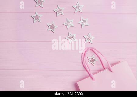 Weihnachten neues Jahr flach Mock up und Geburtstag herzlichen Glückwunsch Top view Rosé und Glitter Konfetti in Form von Sternen auf rosa Holz- Stockfoto