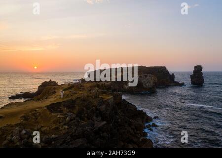 Luftaufnahme der Küsten und die Klippen bei Sonnenuntergang in der Nähe der Stadt Peniche. Portugal im Sommer Stockfoto