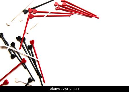 Die schwarzen, weißen und roten Sticks für isolierte Häppchen auf einem weißen Hintergrund. Dekorative Essstäbchen. Stockfoto