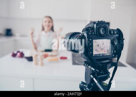 Nahaufnahme eines professionellen cam video Lektion attraktiv, schön Heiter Heiter vor - jugendlich Mädchen nützlicher Vitamin vegs Salat Teller in Stockfoto