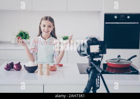 Portrait von ihr, daß sie schön attraktiv Schön bezaubernd schön süß Heiter Heiter, pre-Teen Girl nützlicher Vitamin salat Aufnahme video Lektion i Stockfoto