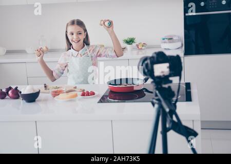 Portrait von ihr, daß sie schön attraktiv Schön bezaubernd schön süß heiter, heiter froh vor - jugendlich Mädchen nützlicher Salat tanzen Video les Stockfoto