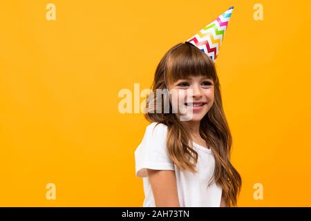 Wenig kaukasische Mädchen mit curlu braune Haare haben Geburtstag auf weißem Hintergrund. Stockfoto