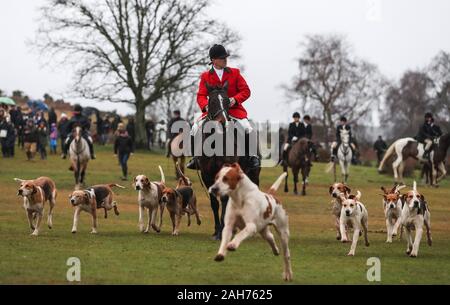 New Forest, Hampshire, UK. 26. Dezember 2019. New Forest Jagdhunde Boxing Day Jagd auf einen sehr nassen und windigen Morgen in Bolton's Bench, Lyndhurst. Kredit Stuart Martin/Alamy leben Nachrichten Stockfoto