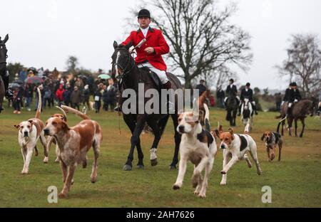 New Forest, Hampshire, UK. 26. Dezember 2019. New Forest Jagdhunde Boxing Day Jagd auf einen sehr nassen und windigen Morgen in Bolton's Bench, Lyndhurst. Kredit Stuart Martin/Alamy leben Nachrichten Stockfoto