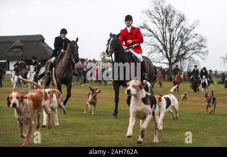 New Forest, Hampshire, UK. 26. Dezember 2019. New Forest Jagdhunde Boxing Day Jagd auf einen sehr nassen und windigen Morgen in Bolton's Bench, Lyndhurst. Kredit Stuart Martin/Alamy leben Nachrichten Stockfoto