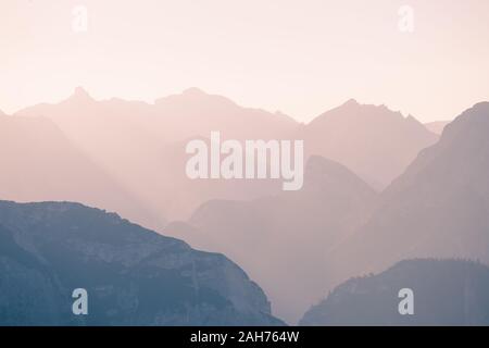 Berg Silhouetten bei Sonnenuntergang. Alpine Mountain panorama Stockfoto