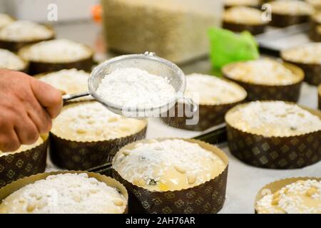 Und backen Panettone in Italien Stockfoto