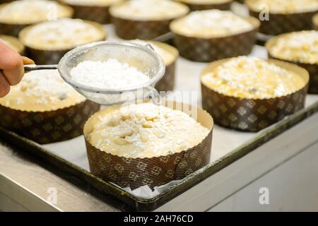 Und backen Panettone in Italien Stockfoto