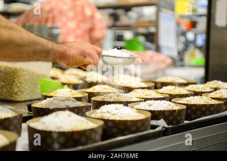 Und backen Panettone in Italien Stockfoto