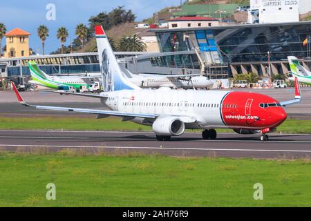 Teneriffa, Kanarische Inseln, Spanien - 24. November 2019: Norwegische A320 nähert sich der Flughafen Teneriffa Nord Stockfoto