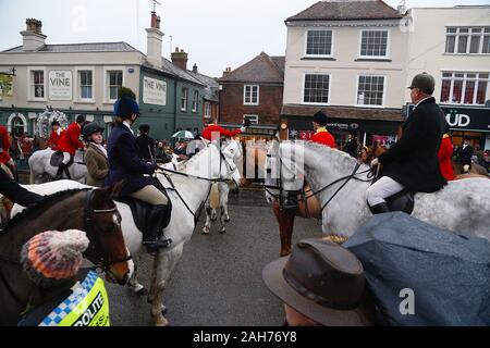 Tenterden, Kent, Großbritannien. 26. Dezember, 2019. Die jährlichen Boxing Day treffen der Ashford Tal Tickham Jagd findet im Zentrum von Tenterden in Kent. Hunde und Pferde versammeln sich in der 'Vine Inn Pub bei 11, bevor Sie die High Street zu einem verpackten Publikum bin. Das Wetter ist nass und regnerisch Regen. © Paul Lawrenson 2019, Foto: Paul Lawrenson/Alamy leben Nachrichten Stockfoto