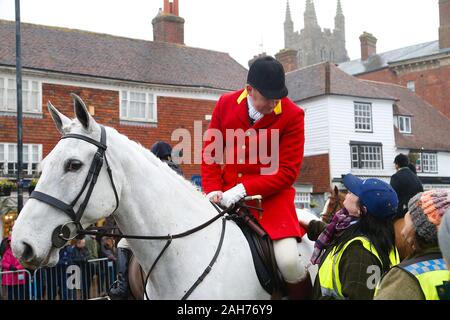 Tenterden, Kent, Großbritannien. 26. Dezember, 2019. Die jährlichen Boxing Day treffen der Ashford Tal Tickham Jagd findet im Zentrum von Tenterden in Kent. Hunde und Pferde versammeln sich in der 'Vine Inn Pub bei 11, bevor Sie die High Street zu einem verpackten Publikum bin. Das Wetter ist nass und regnerisch Regen. © Paul Lawrenson 2019, Foto: Paul Lawrenson/Alamy leben Nachrichten Stockfoto