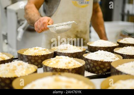 Und backen Panettone in Italien Stockfoto