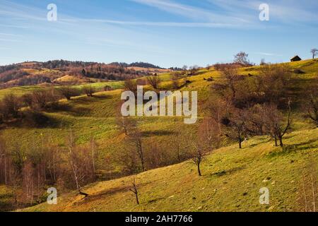 Rumänische alten Schafstall auf der Spitze des Hügels in der Herbstsaison, Fantanele Dorf, Sibiu County, Cindrel Gebirge, 1100 m, Rumänien Stockfoto