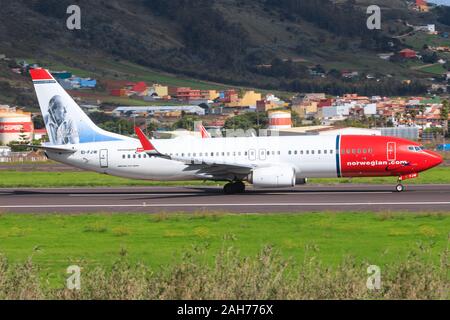 Teneriffa, Kanarische Inseln, Spanien - 24. November 2019: Norwegische A320 nähert sich der Flughafen Teneriffa Nord Stockfoto