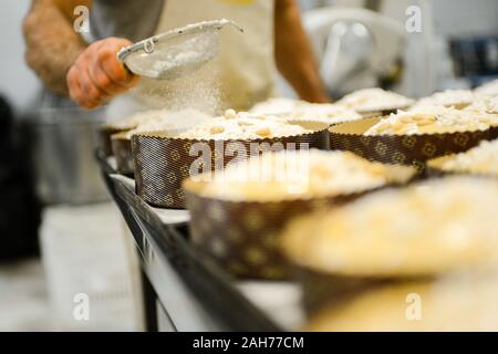 Und backen Panettone in Italien Stockfoto