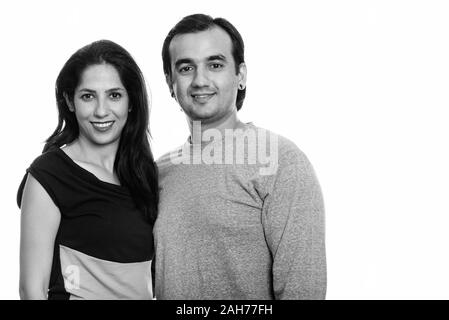 Studio shot von Happy persischen Paar lächelnd zusammen Stockfoto