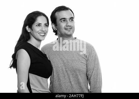 Studio shot von Happy persischen Paar lächelnd und im Abstand zusammen suchen Stockfoto