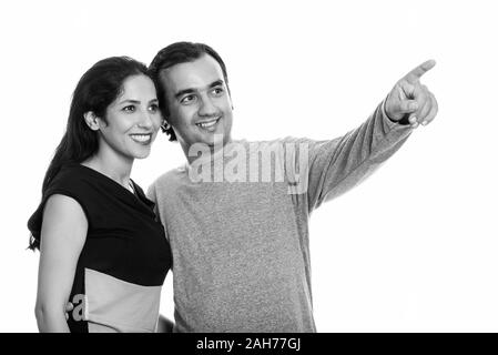 Happy persischen Paar lächelnd und im Abstand zusammen mit man Zeigefinger Stockfoto
