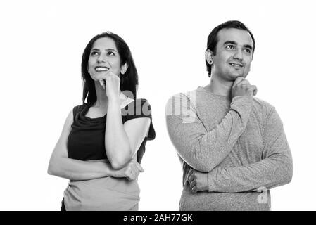 Studio shot von Happy persischen Paar lächelnd und zusammen denken Stockfoto