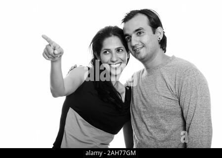 Happy persischen Paar lächelnd und im Abstand zusammen mit Frau zeigt mit dem Finger Stockfoto