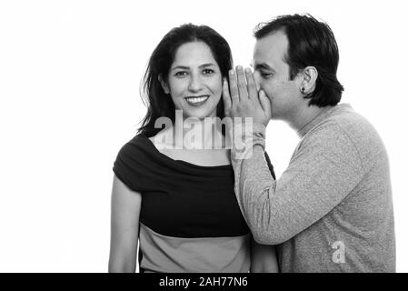 Happy persischen Paar lächelnd, während Mann flüsternd zu Frau Stockfoto