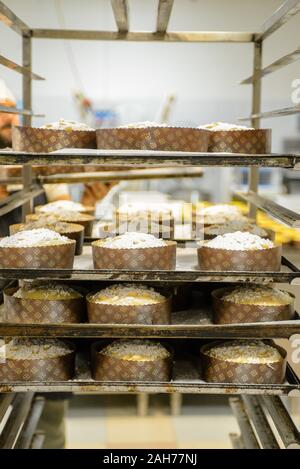 Und backen Panettone in Italien Stockfoto