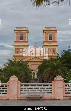 Äußere der Jungfrau Maria der Engel Kirche in Pondicherry, Südindien an bewölkten Tag Stockfoto