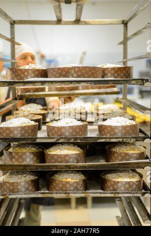 Und backen Panettone in Italien Stockfoto