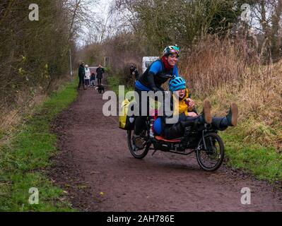 East Lothian, Schottland, Vereinigtes Königreich, 26. Dezember 2019. Entschließung Rennen 2019: Lee Craigie, aktive Nation Kommissar für Schottland, und Jenny Graham, schottische Ausdauer Radfahrer plus zwei andere weibliche Radfahrer führen die Herausforderung für nachhaltiges Reisen von weg heute Einstellung auf Cargo Bikes Zyklus non-stop paarweise auf eine 1000 km lange Strecke von Edinburgh nach Kopenhagen, hier gesehen auf der Longniddry in Haddington Bahn weg. Im Bild: Jenny Graham Radfahren mit Philippa Battye Stockfoto