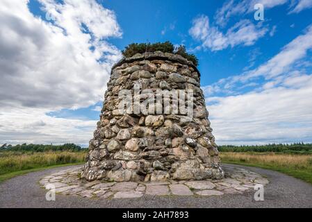 Ein schottisches Schlachtdenkmal, bestehend aus einem Reittier aus Steine gegen einen blauen Himmel mit Wolken Stockfoto