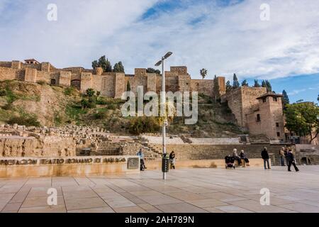 Malaga Spanien. Malaga Alcazaba. Antike römische Amphitheater mit Alcazaba im Hintergrund, Malaga, Andalusien, Spanien Stockfoto