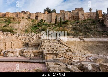 Malaga Spanien. Malaga Alcazaba. Antike römische Amphitheater mit Alcazaba im Hintergrund, Malaga, Andalusien, Spanien Stockfoto